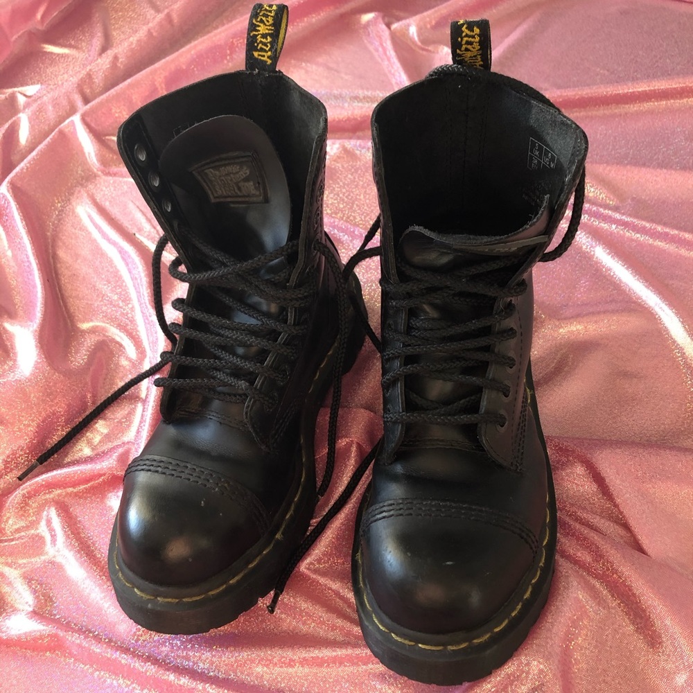 Dr. Martens // 8761 Bex 10 Eye Boot